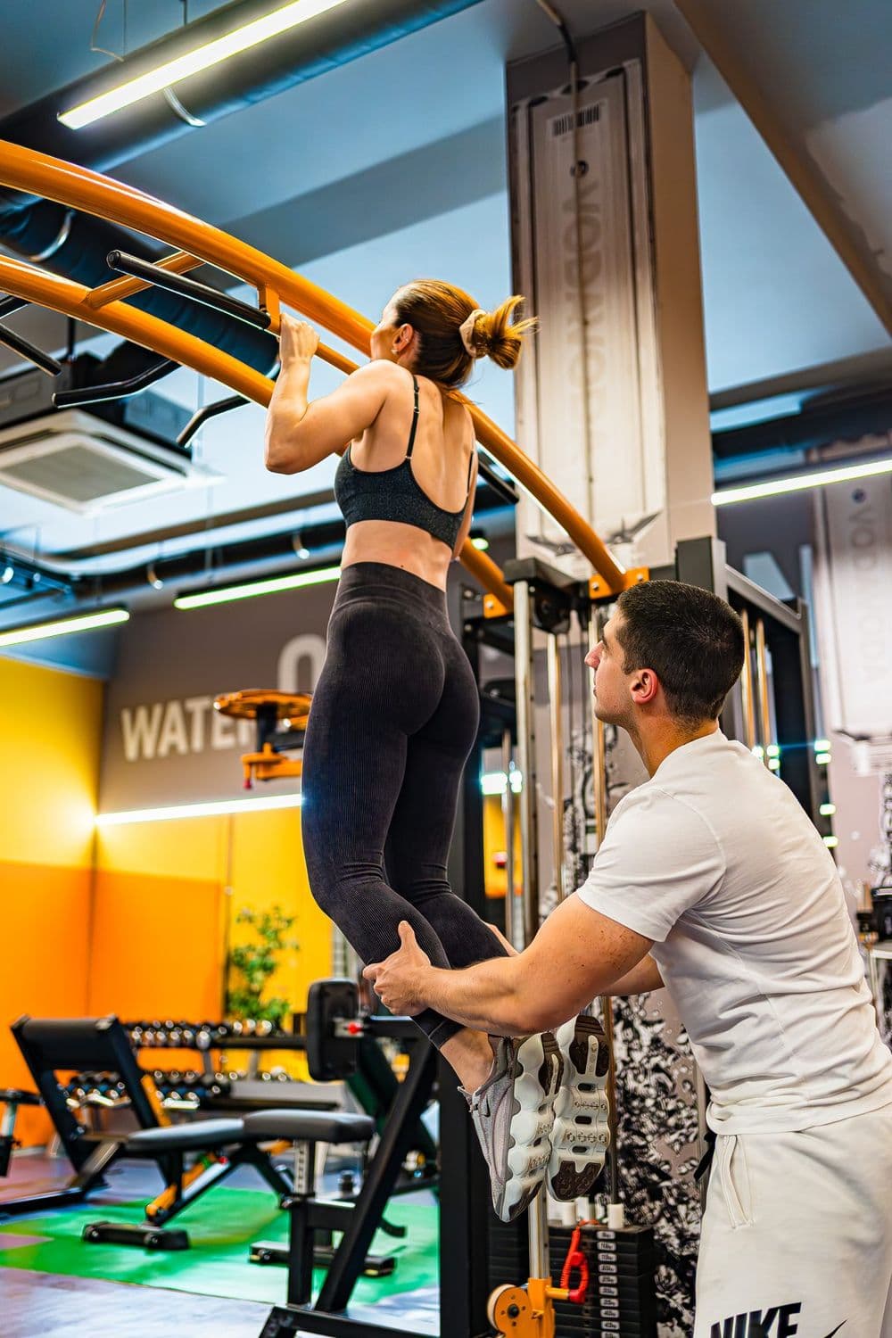 Biceps curl vežba u Aura Fitness Centru