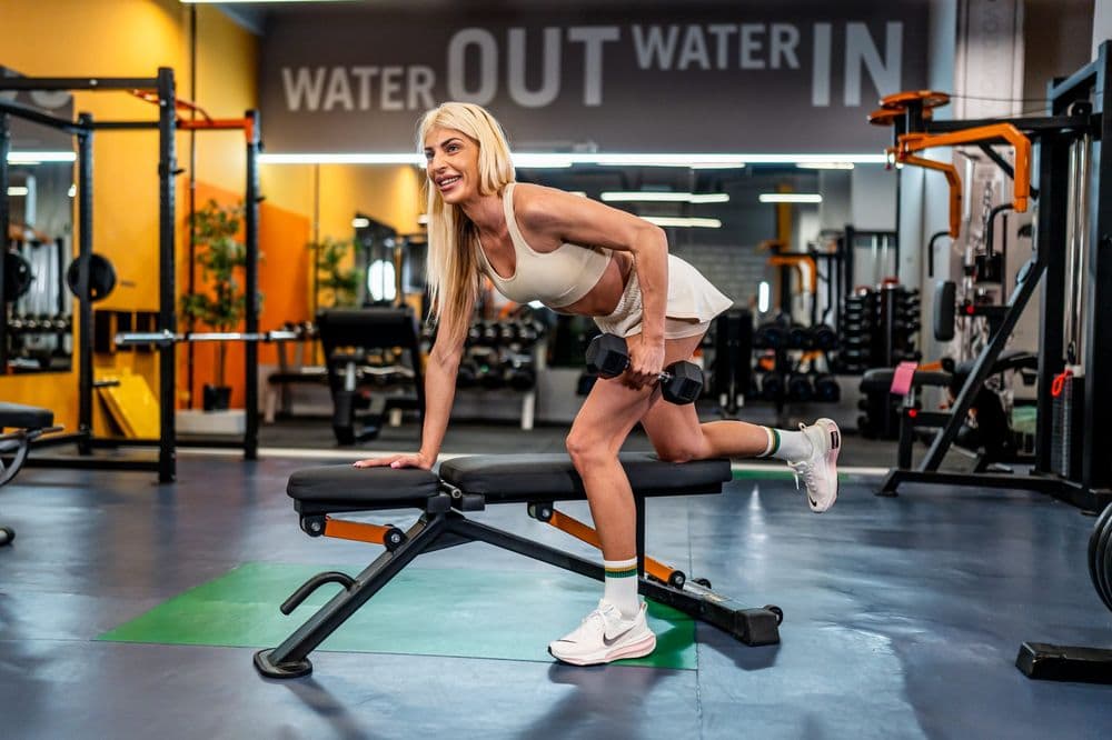 Vežba sa bučicama na klupi u Aura Fitness Centru