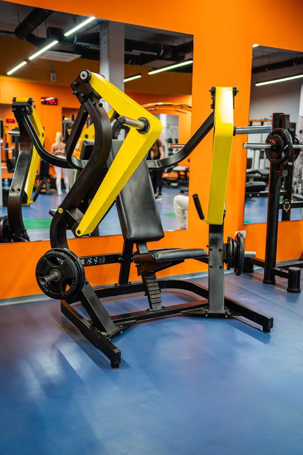 Chest press mašina u Aura teretani