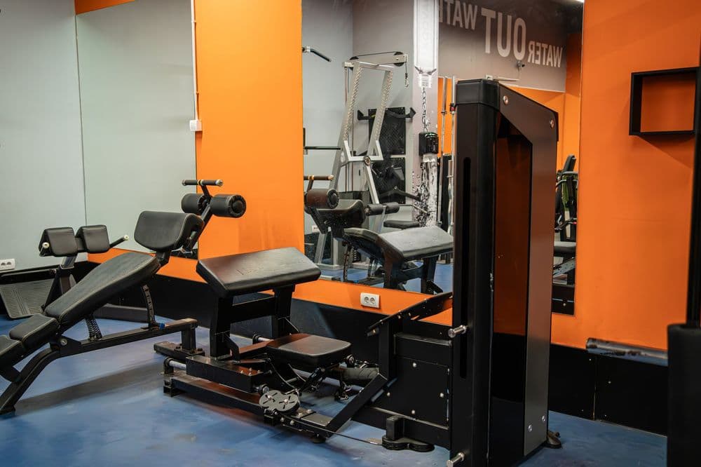 Mašine uz ogledalo u Aura Fitness Centru