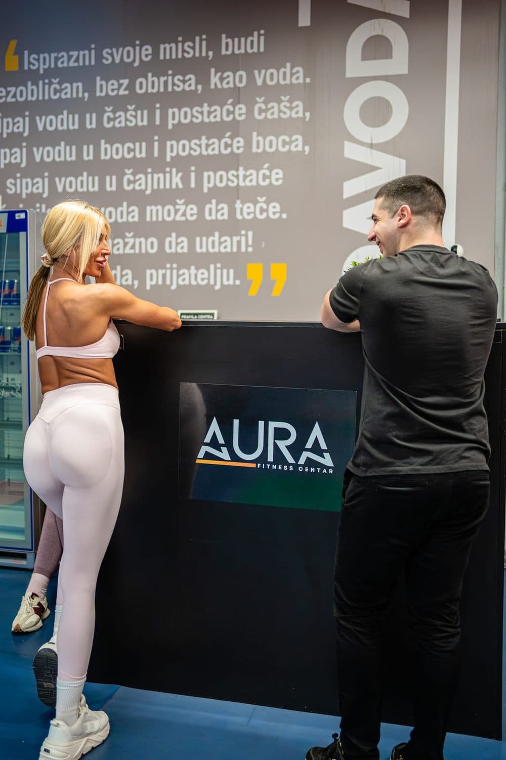 Aura Fitness Centar - logo na zidu