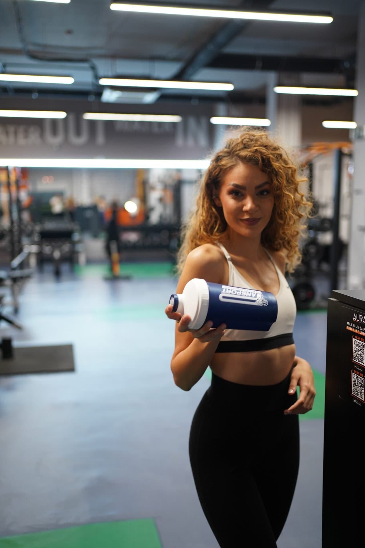 Članica Aura teretane sa šejkerom